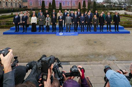 12/02/2026. Sesión de reflexión informal de los dirigentes de la Unión Europea. Fotografía de familia de los líderes de la Unión Europea asi...