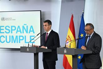 El presidente del Gobierno, Pedro Sánchez, junto al director general de la Organización Mundial de la Salud (OMS).