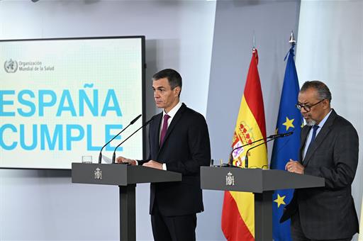 El presidente del Gobierno, Pedro Sánchez, junto al director general de la Organización Mundial de la Salud (OMS). 