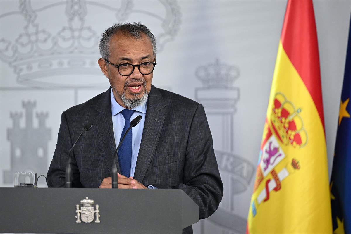 12/05/2026. Pedro Sánchez comparece junto al director general de la Organización Mundial de la Salud (OMS). El director general de la Organi...