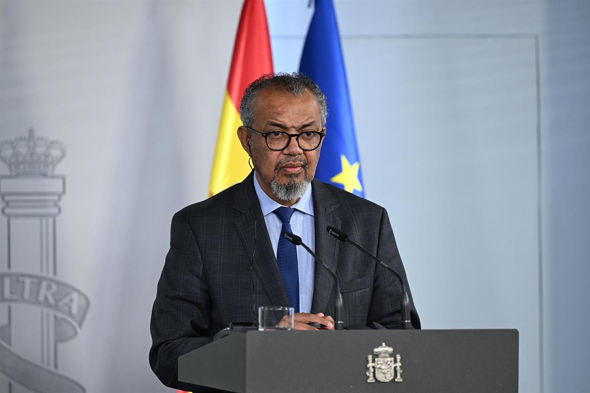 12/05/2026. Pedro Sánchez comparece junto al director general de la Organización Mundial de la Salud (OMS). El director general de la Organi...