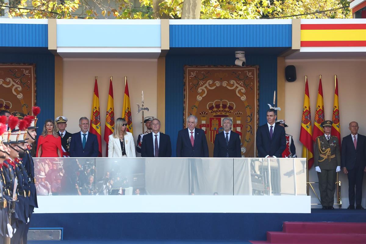12/10/2026. Pedro Sánchez asiste al desfile del 12 de octubre. El presidente del Gobierno, Pedro Sánchez, contempla el desfile del 12 de oct...