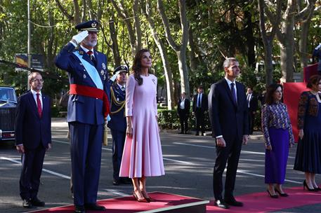 12/10/2026. Pedro Sánchez asiste al desfile del 12 de octubre. El presidente del Gobierno, Pedro Sánchez, juntos a los reyes de España en un...