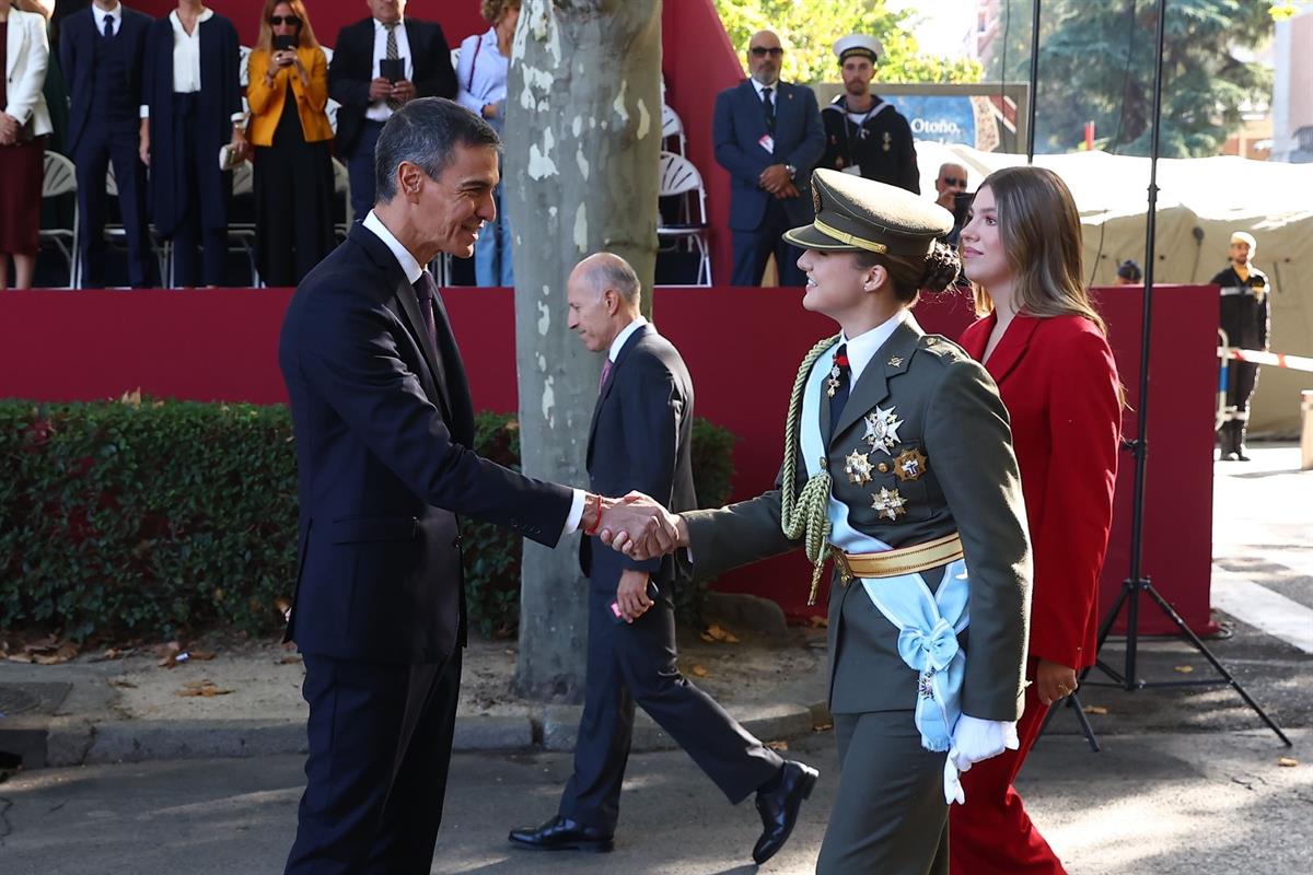 12/10/2026. Pedro Sánchez asiste al desfile del 12 de octubre. El presidente del Gobierno saluda a la princesa Leonor y a la princesa Sofía
