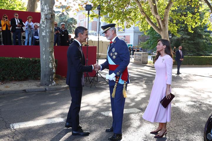 12/10/2026. Pedro Sánchez asiste al desfile del 12 de octubre. Pedro Sánchez le estrecha la mano al rey de España, Felipe VI, junto a la reina Leticia