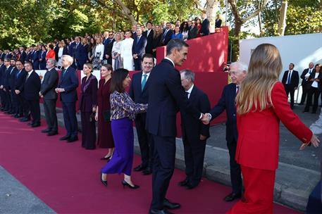 12/10/2026. Pedro Sánchez asiste al desfile del 12 de octubre. El presidente del Gobierno, Pedro Sánchez, saluda a las autoridades presentes...