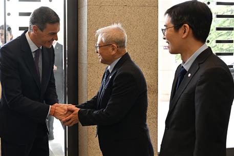 13/04/2026. Pedro Sánchez travels to China. The President of the Government of Spain, Pedro Sánchez, upon his arrival at Tsinghua University