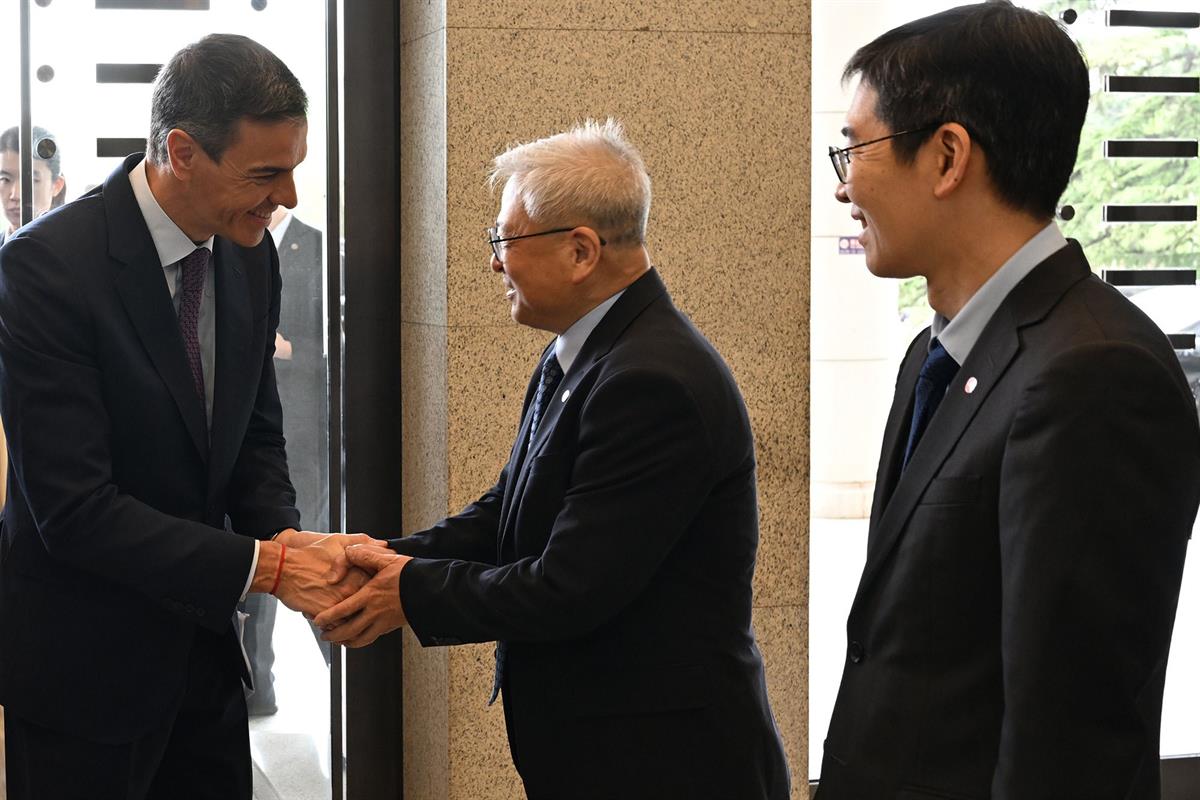 13/04/2026. Pedro Sánchez travels to China. The President of the Government of Spain, Pedro Sánchez, upon his arrival at Tsinghua University