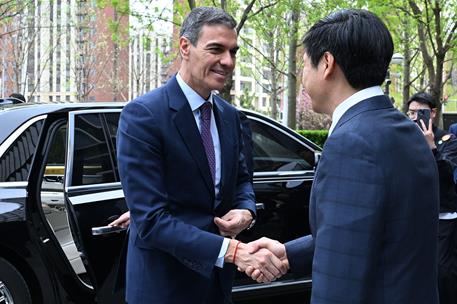 13/04/2026. Pedro Sánchez travels to China. The President of the Government of Spain, Pedro Sánchez, greets the founder of Xiaomi, Lei Jun