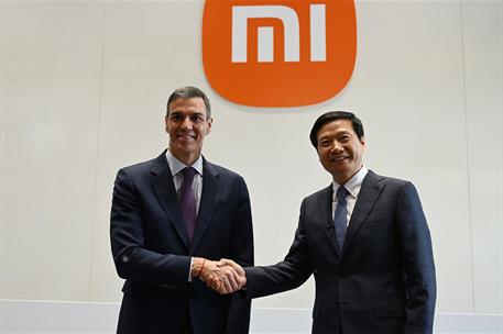 13/04/2026. Pedro Sánchez travels to China. The President of the Government of Spain, Pedro Sánchez, greets the founder of Xiaomi, Lei Jun