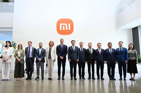 13/04/2026. Pedro Sánchez travels to China. The President of the Government of Spain, Pedro Sánchez, poses for the group photo at the Xiaomi Campus
