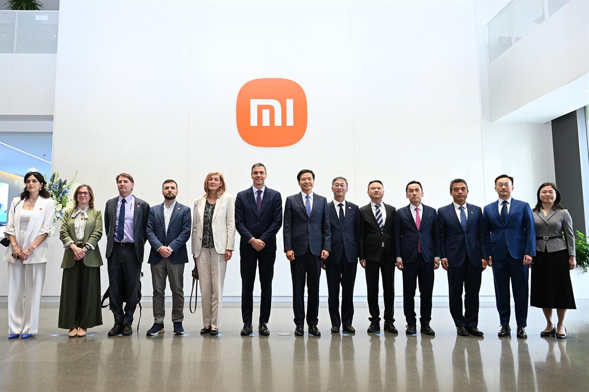 13/04/2026. Pedro Sánchez travels to China. The President of the Government of Spain, Pedro Sánchez, poses for the group photo at the Xiaomi Campus