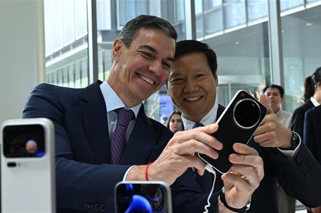 13/04/2026. Pedro Sánchez travels to China. The President of the Government of Spain, Pedro Sánchez, alongside the founder of Xiaomi, Lei Jun