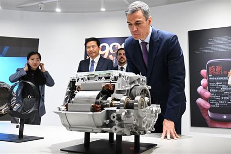 13/04/2026. Pedro Sánchez travels to China. The President of the Government of Spain, Pedro Sánchez, observes an engine at the Xiaomi Campus