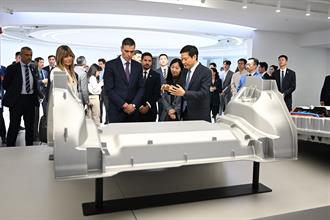 El presidente del Gobierno, Pedro Sánchez, visita las instalaciones de Xiaomi en China