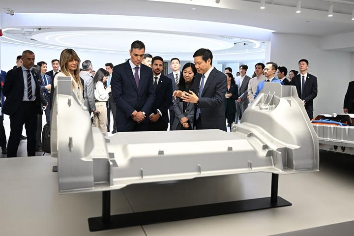 El presidente del Gobierno, Pedro Sánchez, visita las instalaciones de Xiaomi en China