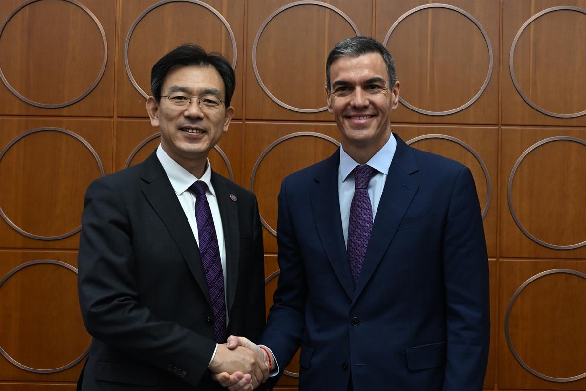 13/04/2026. Pedro Sánchez travels to China. The President of the Government of Spain, Pedro Sánchez, received at Tsinghua University