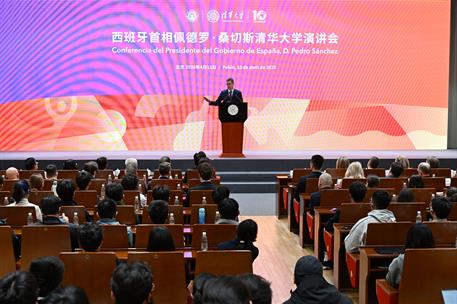 13/04/2026. Pedro Sánchez travels to China. The President of the Government of Spain, Pedro Sánchez, gives a lecture at Tsinghua University