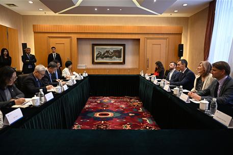 13/04/2026. Pedro Sánchez travels to China. The President of the Government of Spain, Pedro Sánchez, holds a meeting with experts in interna...