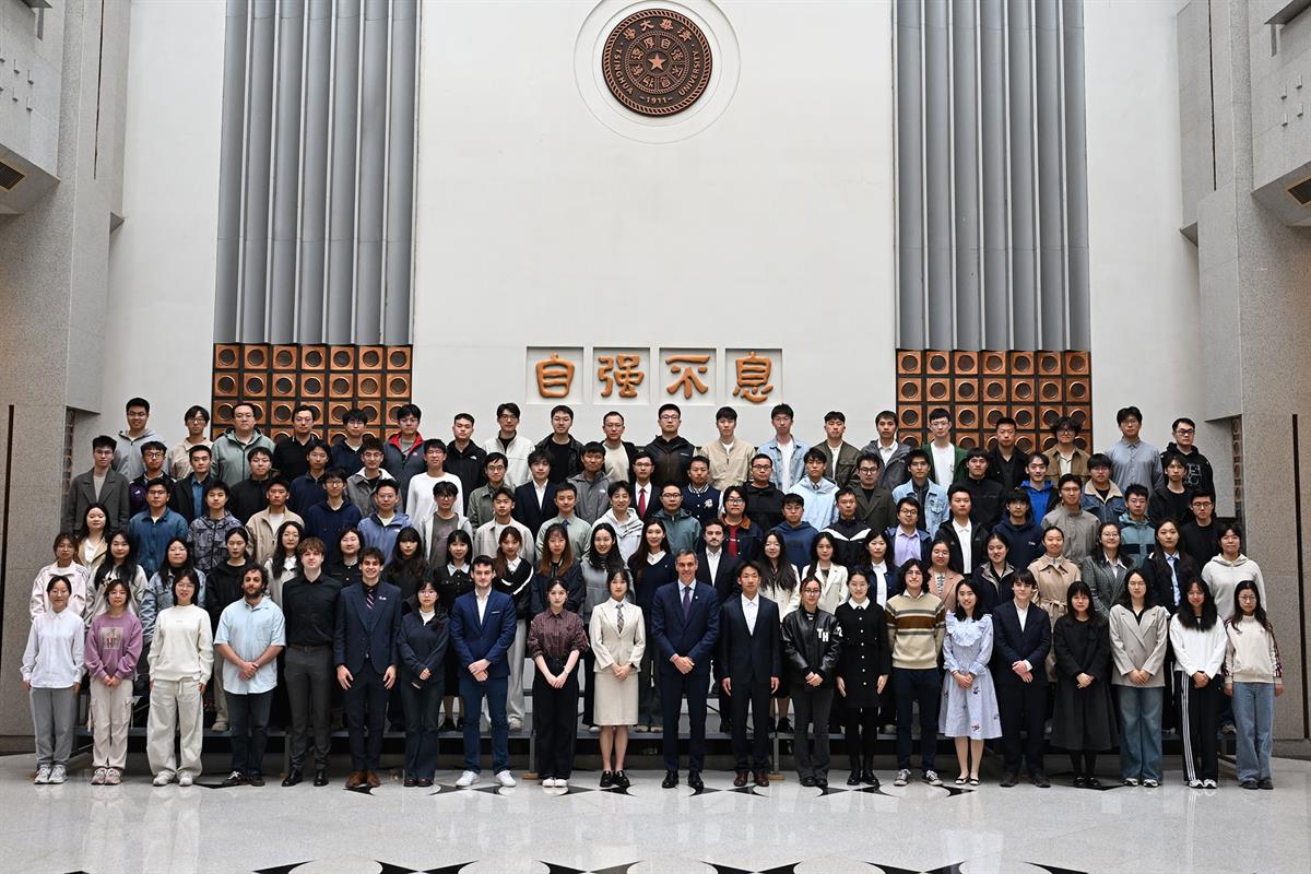 13/04/2026. Pedro Sánchez travels to China. The President of the Government of Spain, Pedro Sánchez, poses for the family photo of the visit...