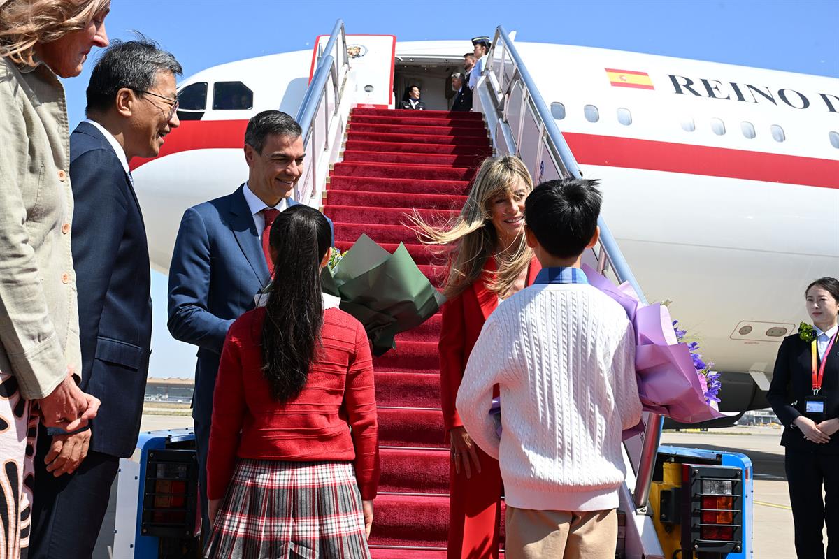 13/04/2026. Pedro Sánchez travels to China. The President of the Government of Spain, Pedro Sánchez, upon his arrival at the airport