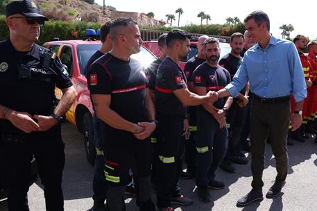 13/07/2026. Pedro Sánchez visita Los Gallardos. El presidente del Gobierno, Pedro Sánchez, saluda a las dotaciones de bomberos que han atend...