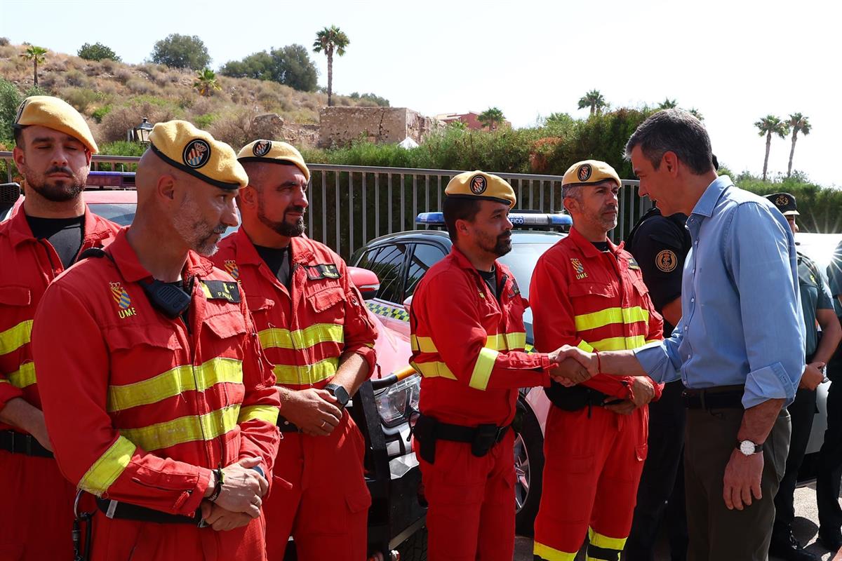 13/07/2026. Pedro Sánchez visita Los Gallardos. El presidente del Gobierno, Pedro Sánchez, saluda a efectivos de la UME en su visita al Pues...