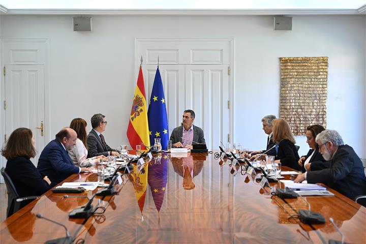 13/10/2026. Reunión del Patronato de la Fundación Centro para la Memoria de las Víctimas del Terrorismo. El presidente del Gobierno, Pedro S...