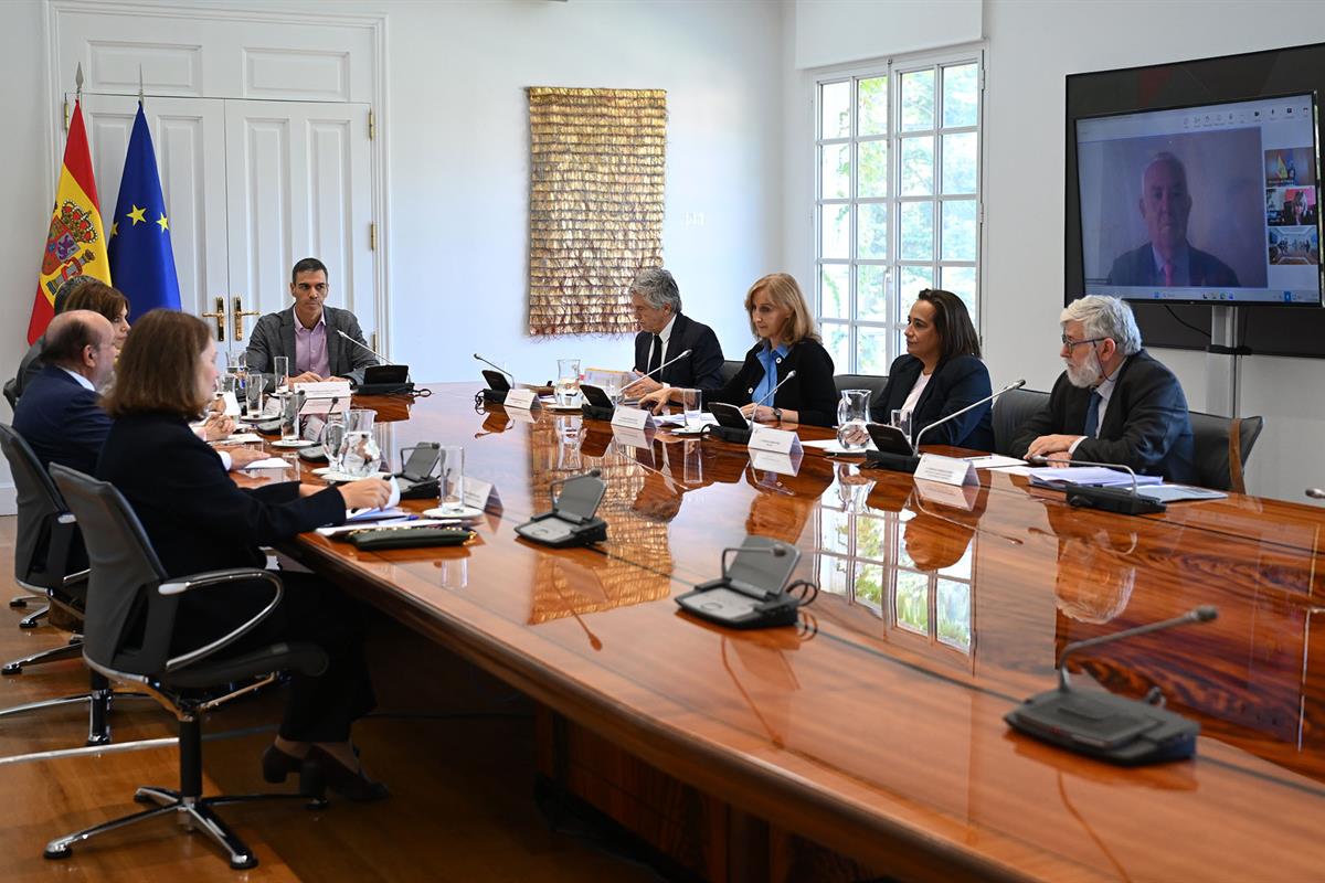 13/10/2026. Reunión del Patronato de la Fundación Centro para la Memoria de las Víctimas del Terrorismo. El presidente del Gobierno, Pedro S...