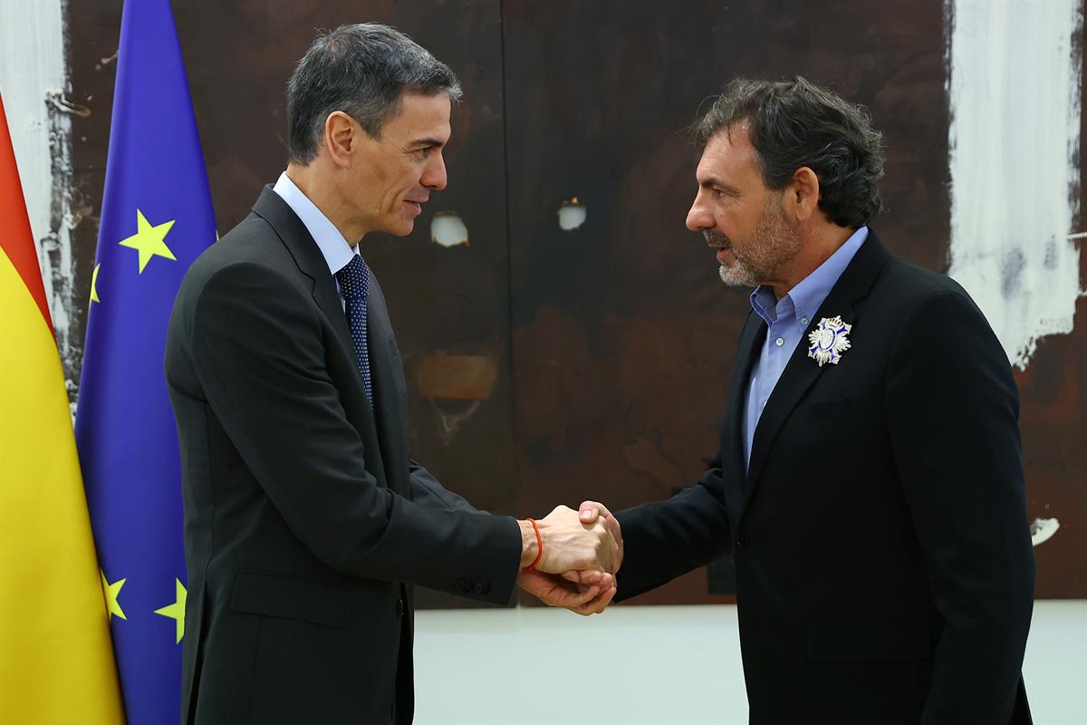 14/01/2026. Presentation of the Order of Honor to the founder and director of the NGO Open Arms. The President of the Government of Spain, P...