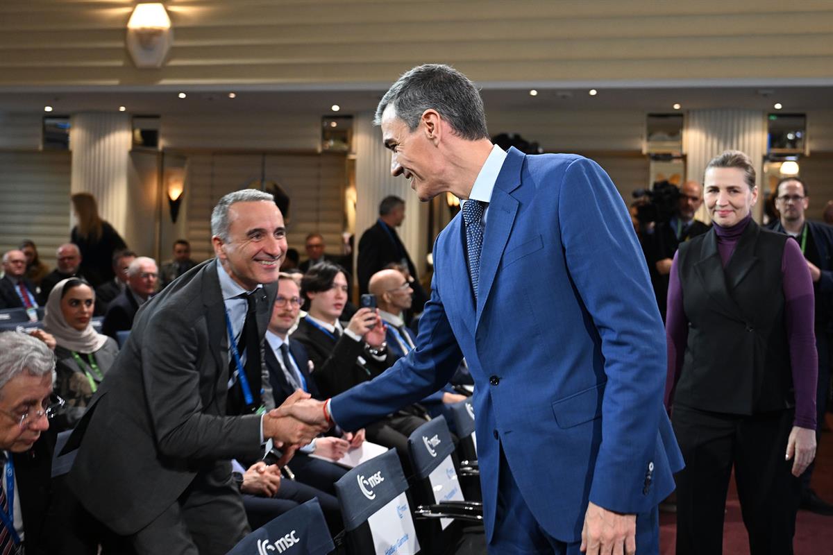 14/02/2026. Pedro Sánchez participa en la Conferencia de Seguridad de Múnich. El presidente del Gobierno, Pedro Sánchez, saluda a los asiste...