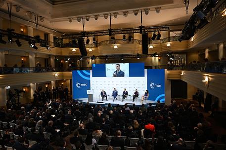 14/02/2026. Pedro Sánchez participa en la Conferencia de Seguridad de Múnich. El presidente del Gobierno, Pedro Sánchez, en la mesa redonda ...
