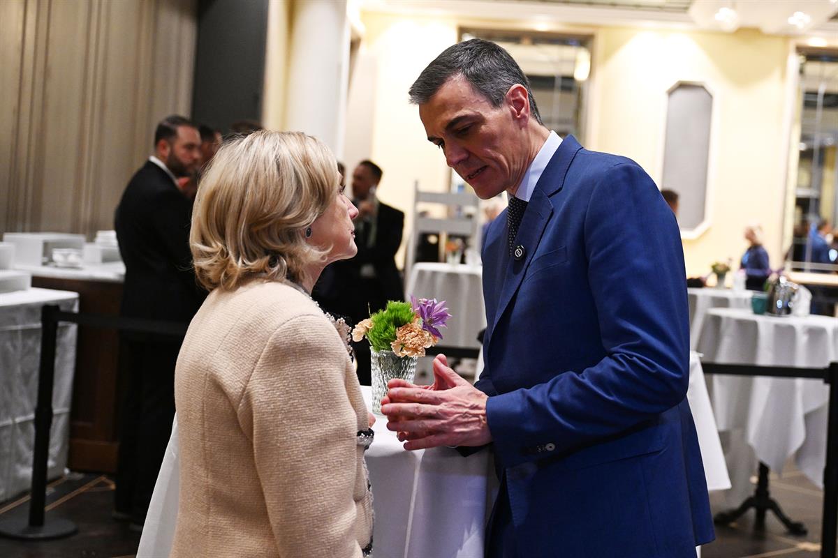14/02/2026. Pedro Sánchez participa en la Conferencia de Seguridad de Múnich. El presidente del Gobierno, Pedro Sánchez, conversa con la ex ...