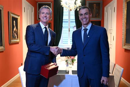 14/02/2026. Pedro Sánchez participa en la Conferencia de Seguridad de Múnich. El presidente del Gobierno, Pedro Sánchez, entrega a al gobern...