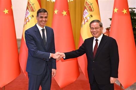 14/04/2026. Pedro Sánchez viaje China. El presidente del Gobierno, Pedro Sánchez, junto al el primer ministro, Li Qiang.