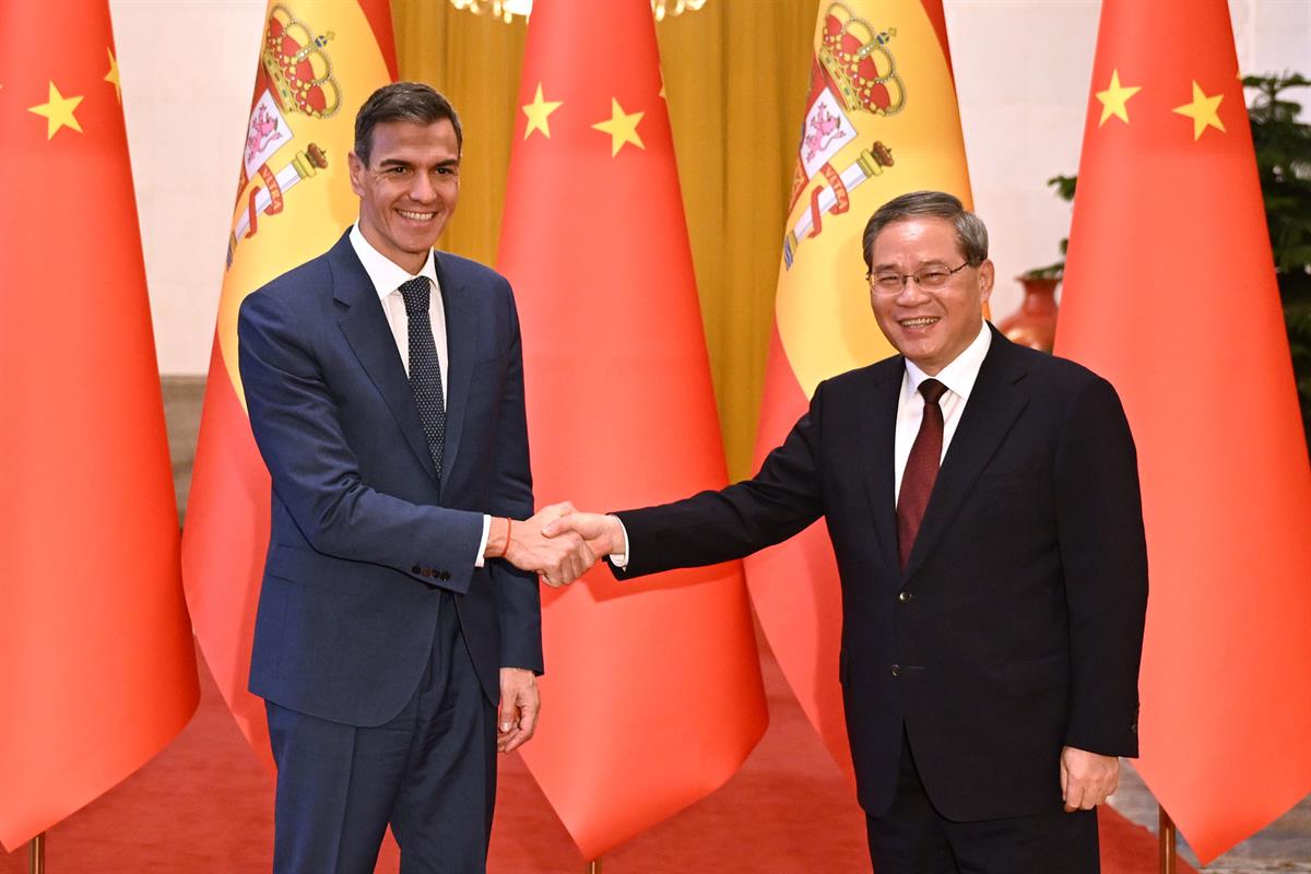 El presidente del Gobierno, Pedro S&aacute;nchez, y el primer ministro chino, Li Qiang.
