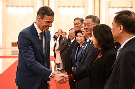 14/04/2026. Pedro Sánchez travels to China. The President of the Government of Spain, Pedro Sánchez, waves during the welcoming ceremony off...