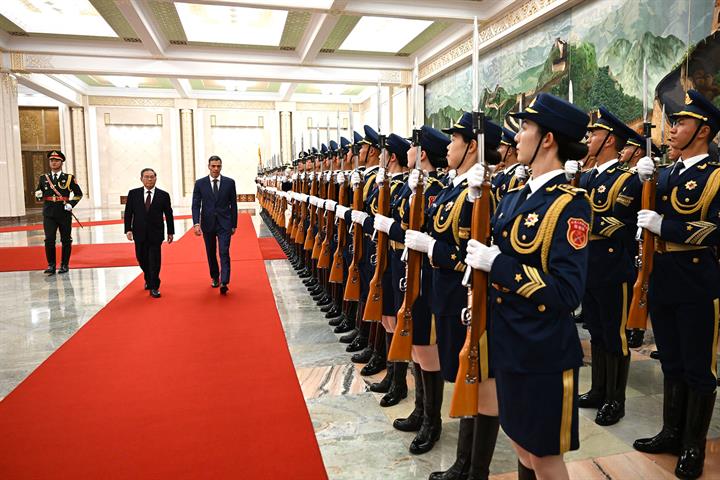 14/04/2026. Pedro Sánchez travels to China. A moment from the welcoming ceremony hosted by Premier Li Qiang at the Great Hall of the People