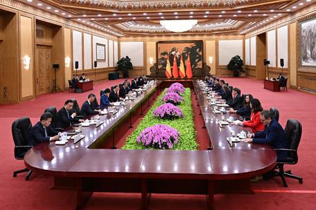 14/04/2026. Pedro Sánchez viaje China. El presidente del Gobierno, Pedro Sánchez, y la delegación española en su encuentro con el primer min...