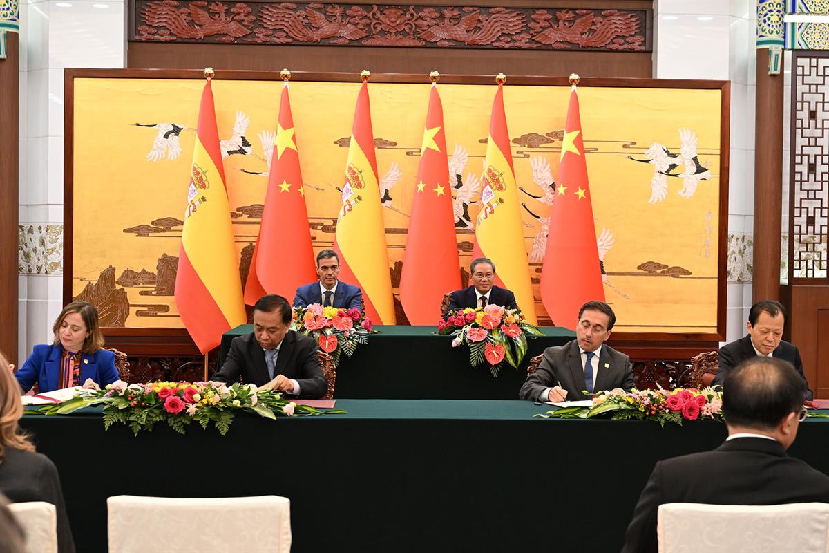 14/04/2026. Pedro Sánchez travels to China. The President of the Government of Spain, Pedro Sánchez, and the Minister for Foreign Affairs, E...