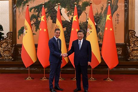 14/04/2026. Pedro Sánchez travels to China. The President of the Government of Spain, Pedro Sánchez, greets the President of China, Xi Jinping