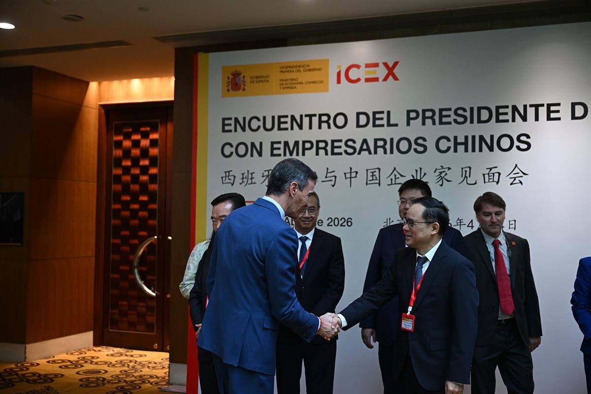 14/04/2026. Pedro Sánchez travels to China. The President of the Government of Spain, Pedro Sánchez, greets people upon his arrival at the m...