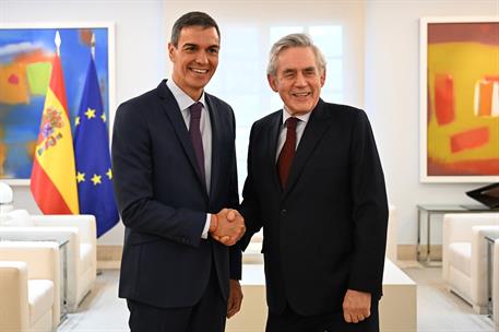 14/05/2026. Pedro Sánchez receives Gordon Brown. The President of the Government of Spain, Pedro Sánchez, greets the UK's Special Envoy for ...
