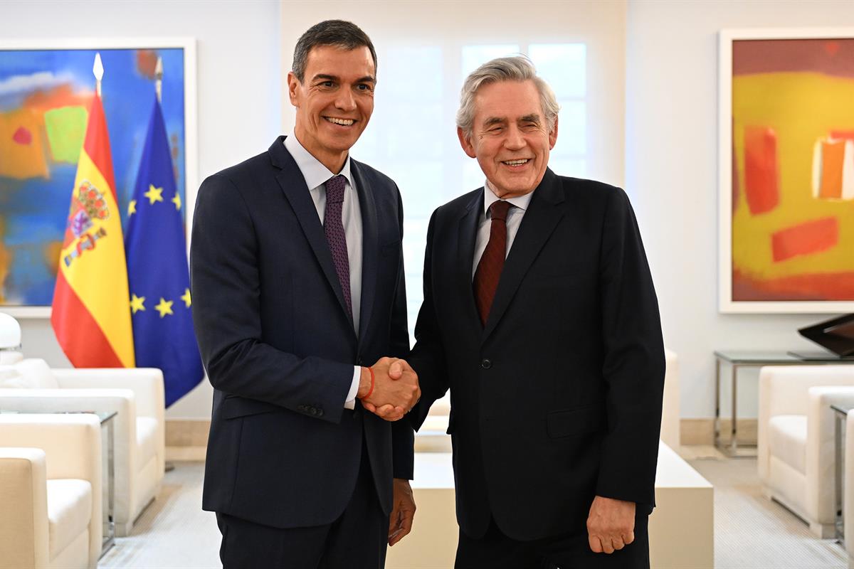 14/05/2026. Pedro Sánchez receives Gordon Brown. The President of the Government of Spain, Pedro Sánchez, greets the UK's Special Envoy for ...