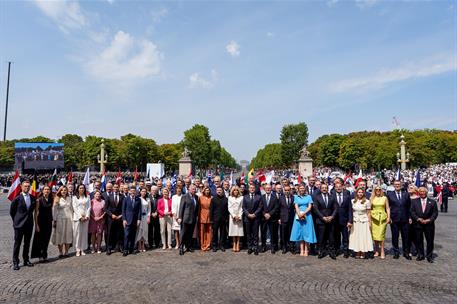 14/07/2026. Pedro Sánchez attends the military parade in Paris to mark France's National Day. Group photo of the attendees at the parade hel...