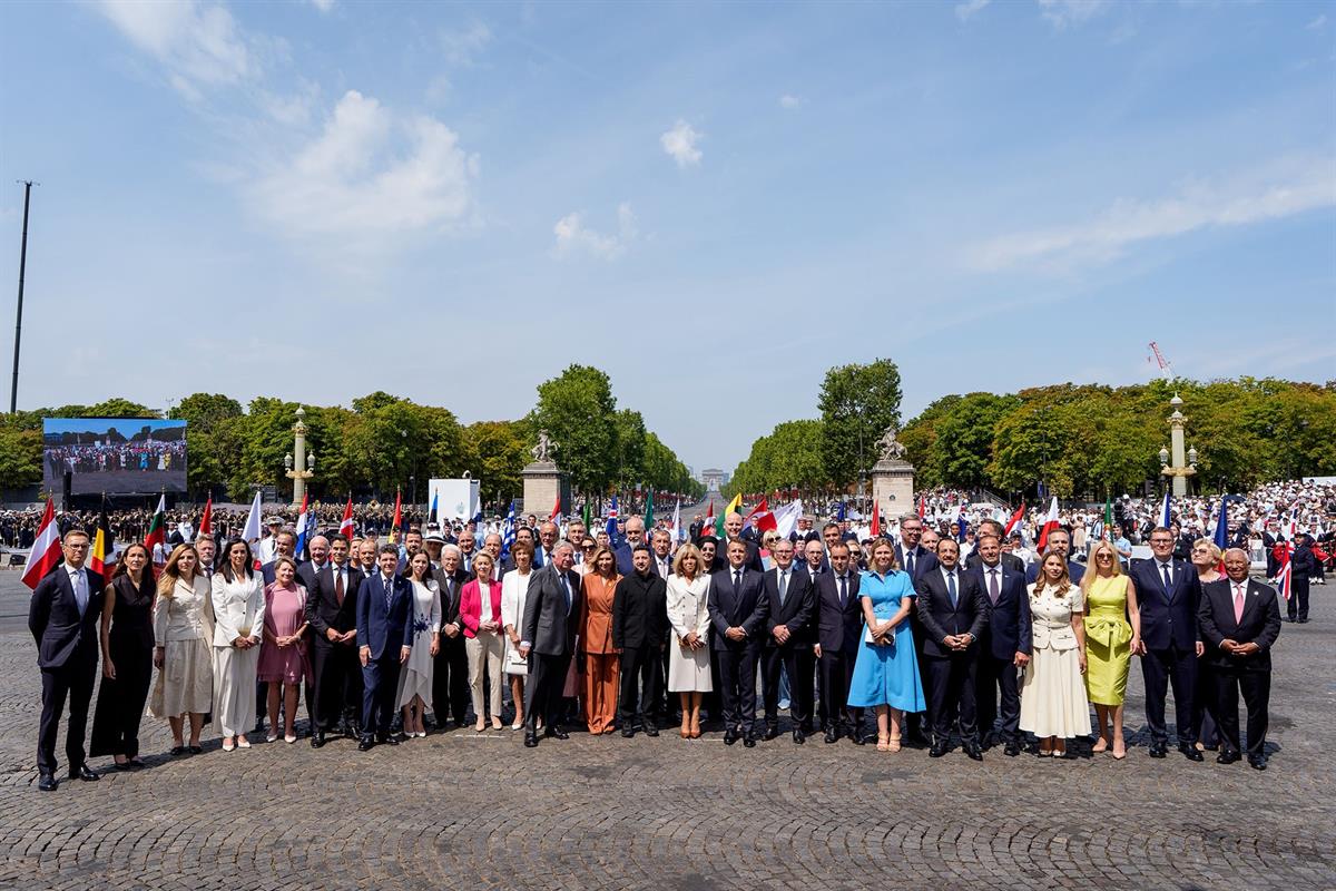 14/07/2026. Pedro Sánchez attends the military parade in Paris to mark France's National Day. Group photo of the attendees at the parade hel...