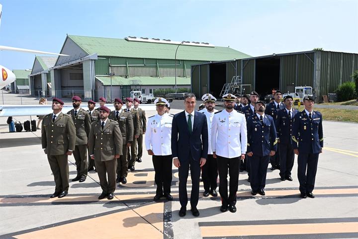 Pedro Sánchez asiste al desfile militar con motivo de la Fiesta Nacional de Francia