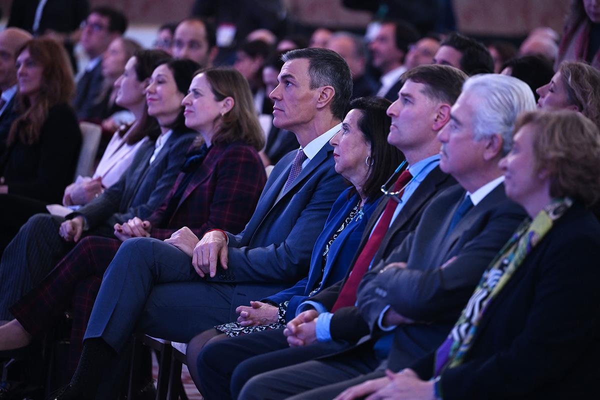15/01/2026. Pedro Sánchez clausura el foro 'Spain Investors Day'. El presidente del Gobierno, Pedro Sánchez, junto a la ministra de Defensa,...