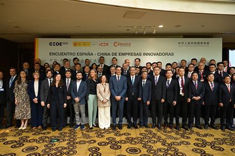 15/04/2026. Pedro Sánchez travels to China. The President of the Government of Spain, Pedro Sánchez, in the group photo alongside representa...