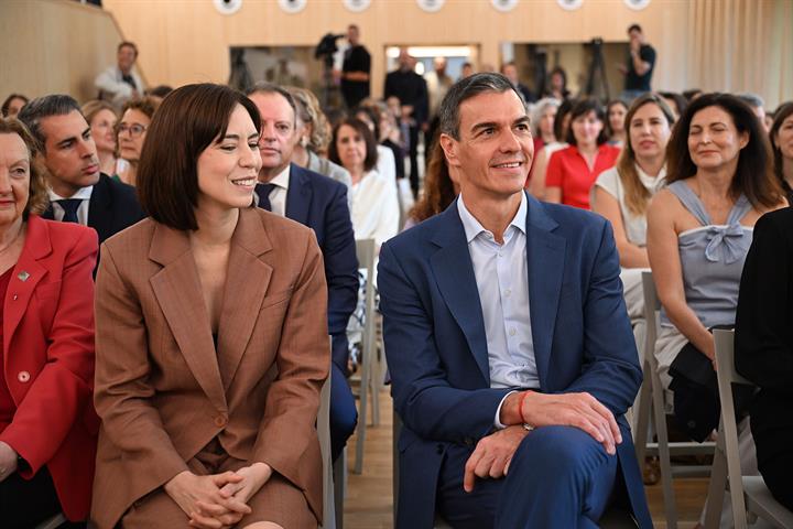 El presidente del Gobierno, Pedro Sánchez, junto a la ministra de Ciencia, Innovación y Universidades, Diana Morant.